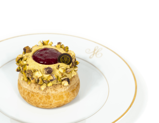 Chou with pistachio and raspberry
